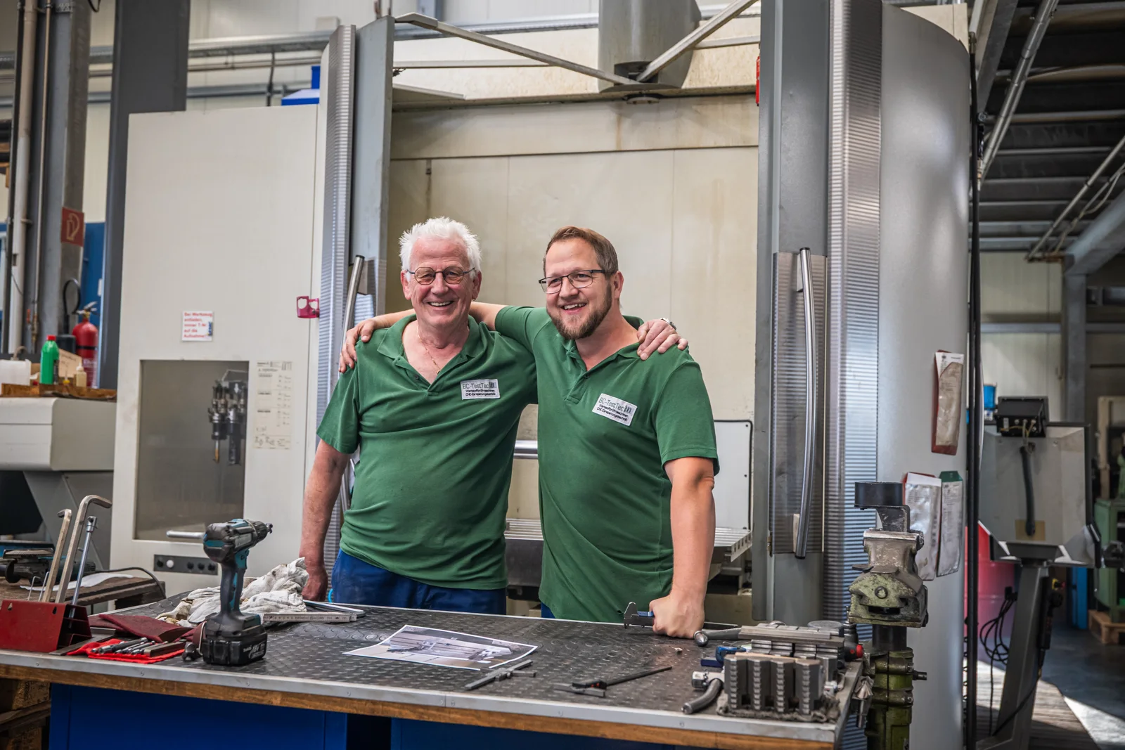 Kollegen bei BC-TestTec am Arbeitsplatz