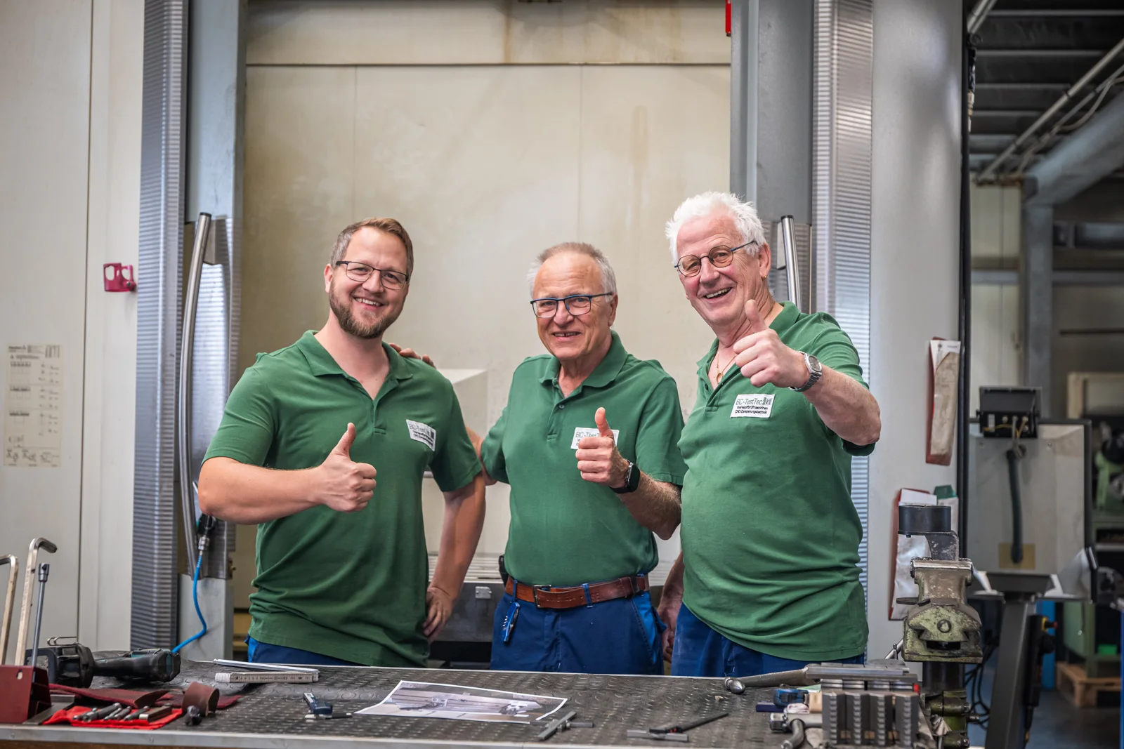 Drei Kollegen von BC-TestTec mit Daumen hoch und Blick in die Kamera