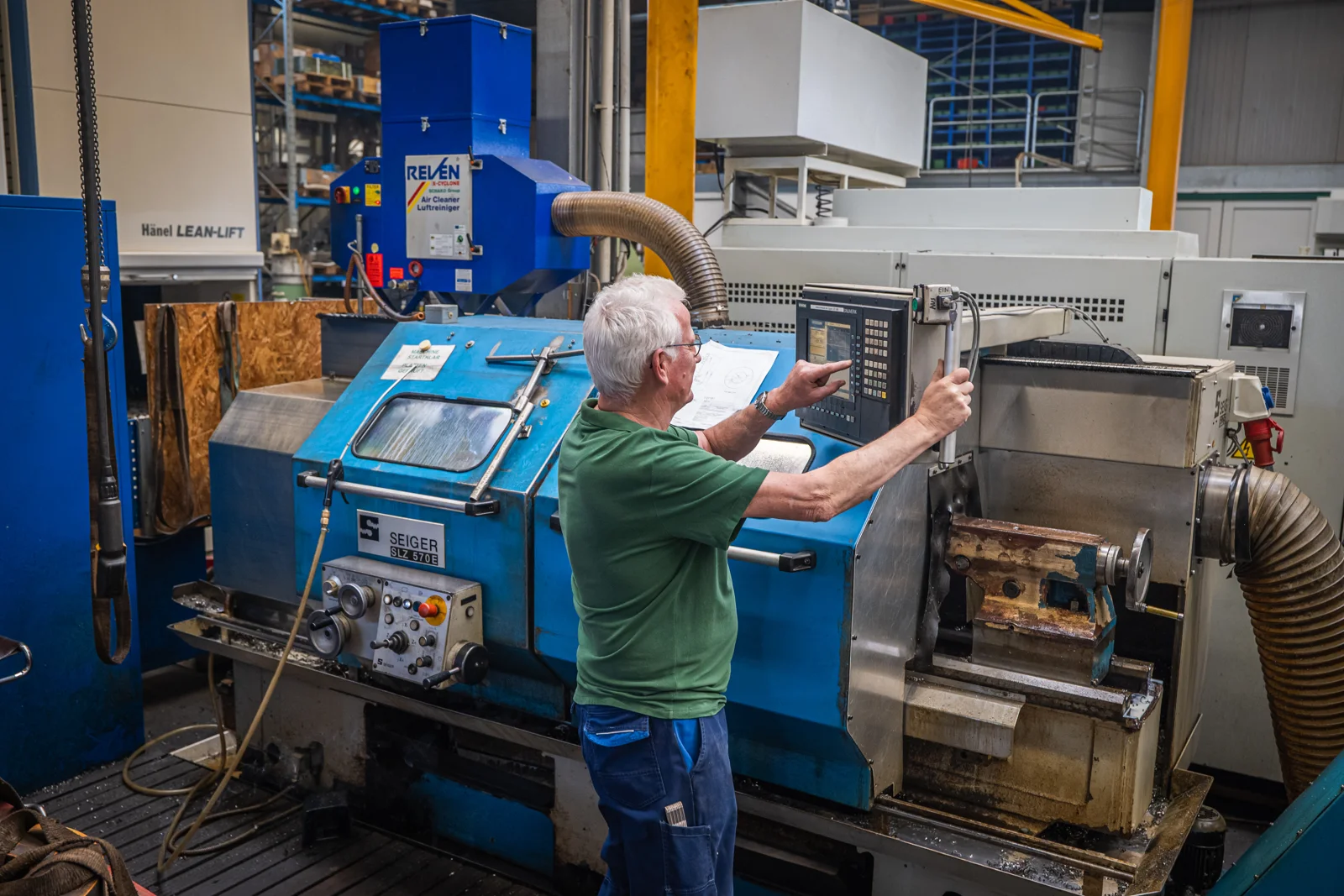 Dreher an der CNC-Drehmaschine bei BC-TestTec